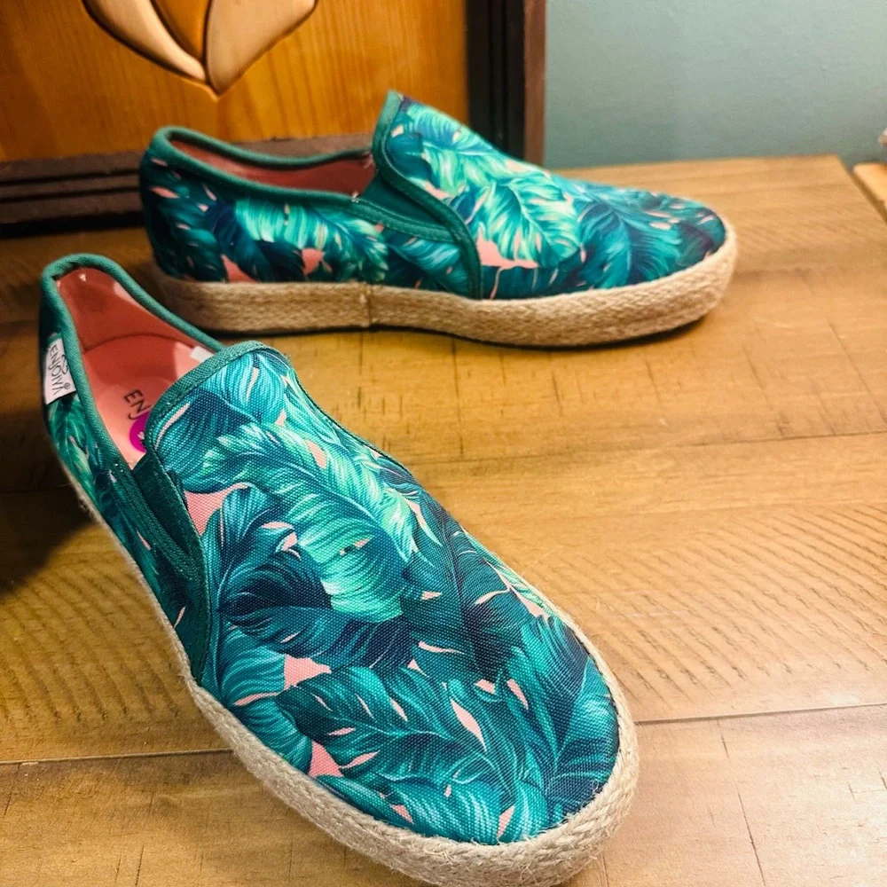 Enjoiva Green Tropical Leaf Print Slip-On Espadrilles Vacation Shoes Size 8.5